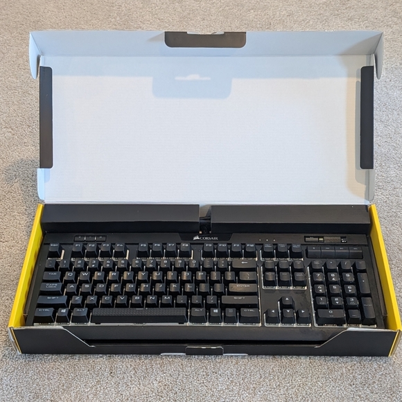 Corsair Strafe RGB MK.2 Mechanical Gaming Keyboard Wired Cherry MX Red - Picture 4 of 6